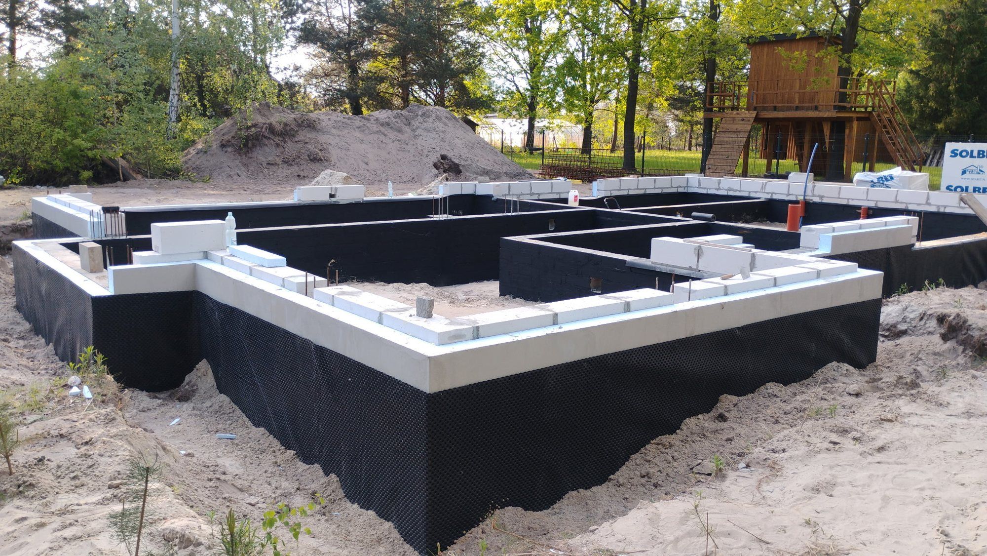 Fundament domu z izolacją przeciwwilgociową i ociepleniem