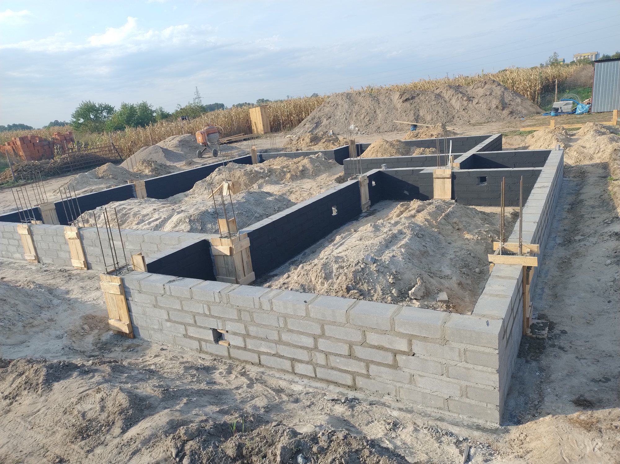 Ściany fundamentowe z bloczków z izolacją przeciwwilgociową