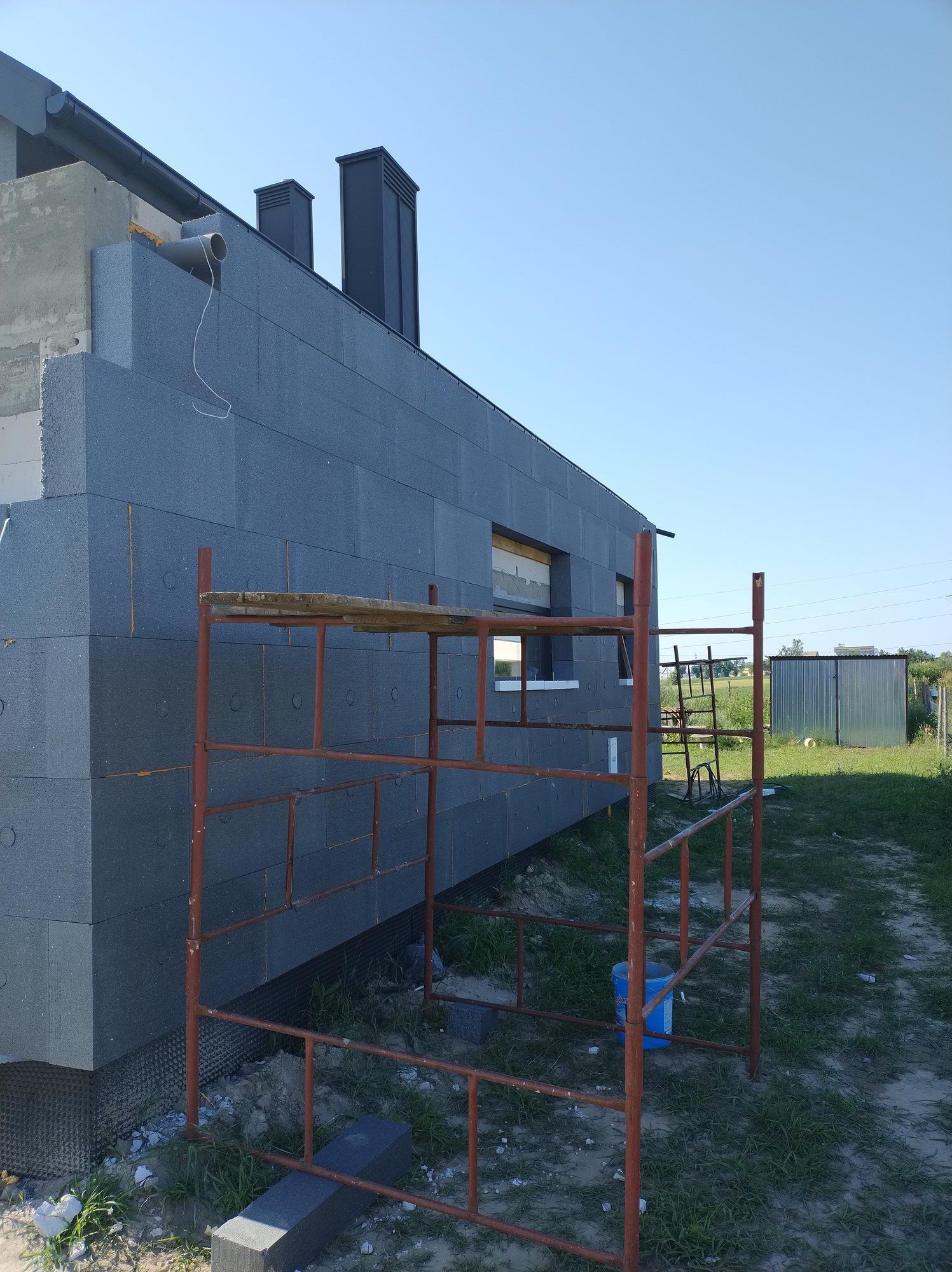 Płyty styropianu na ścianie bocznej domu
