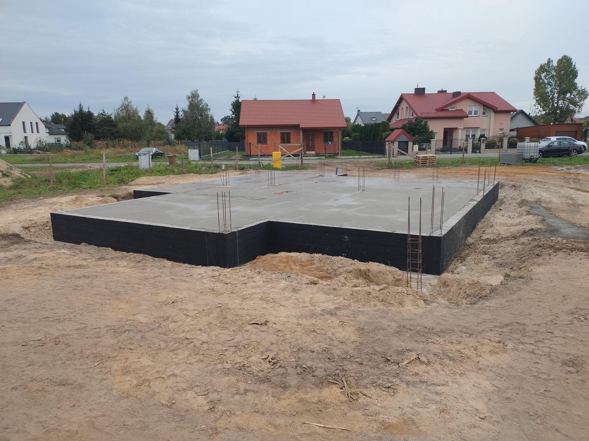 Wylana płyta na fundamentach domu