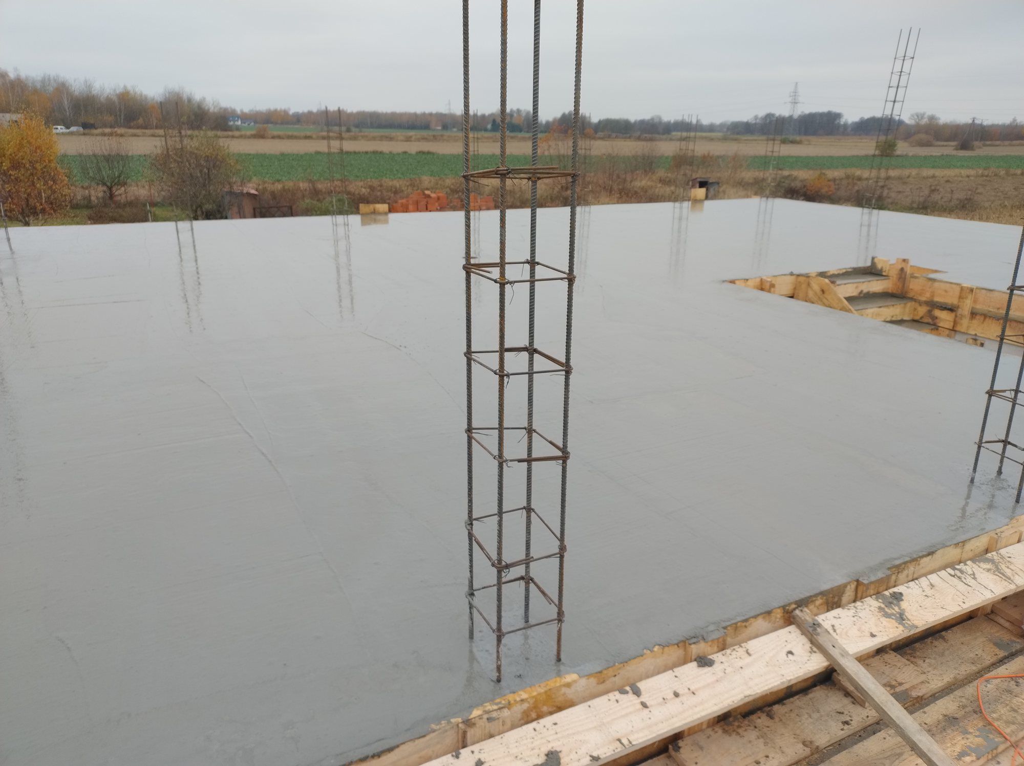 Świeżo wylany strop betonowy