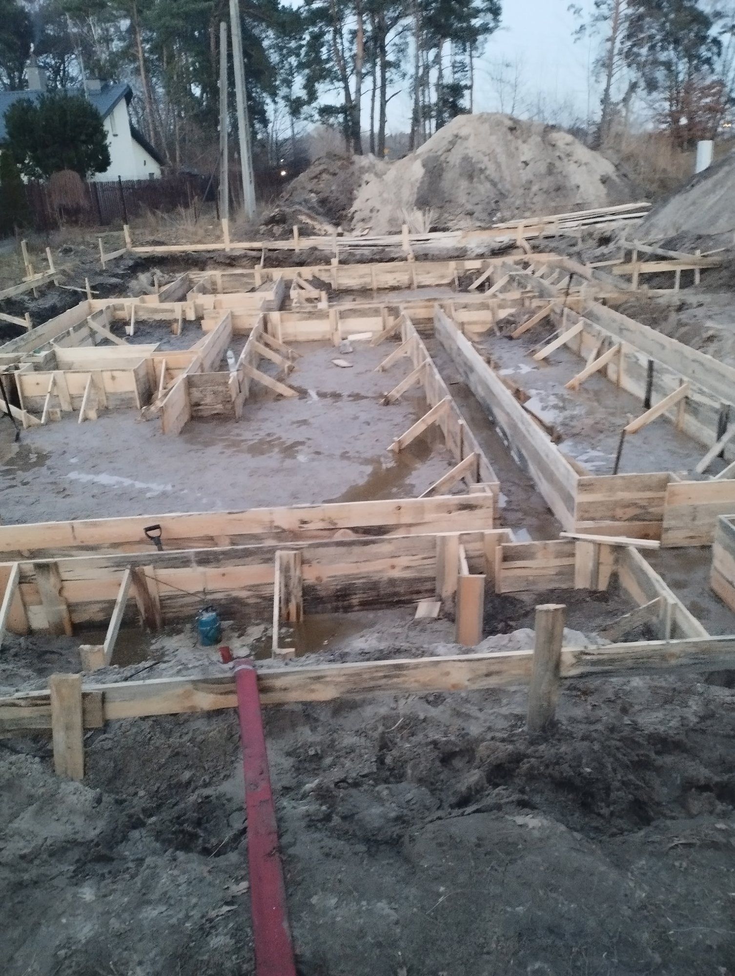 Szalunki ław fundamentowych przed betonowaniem